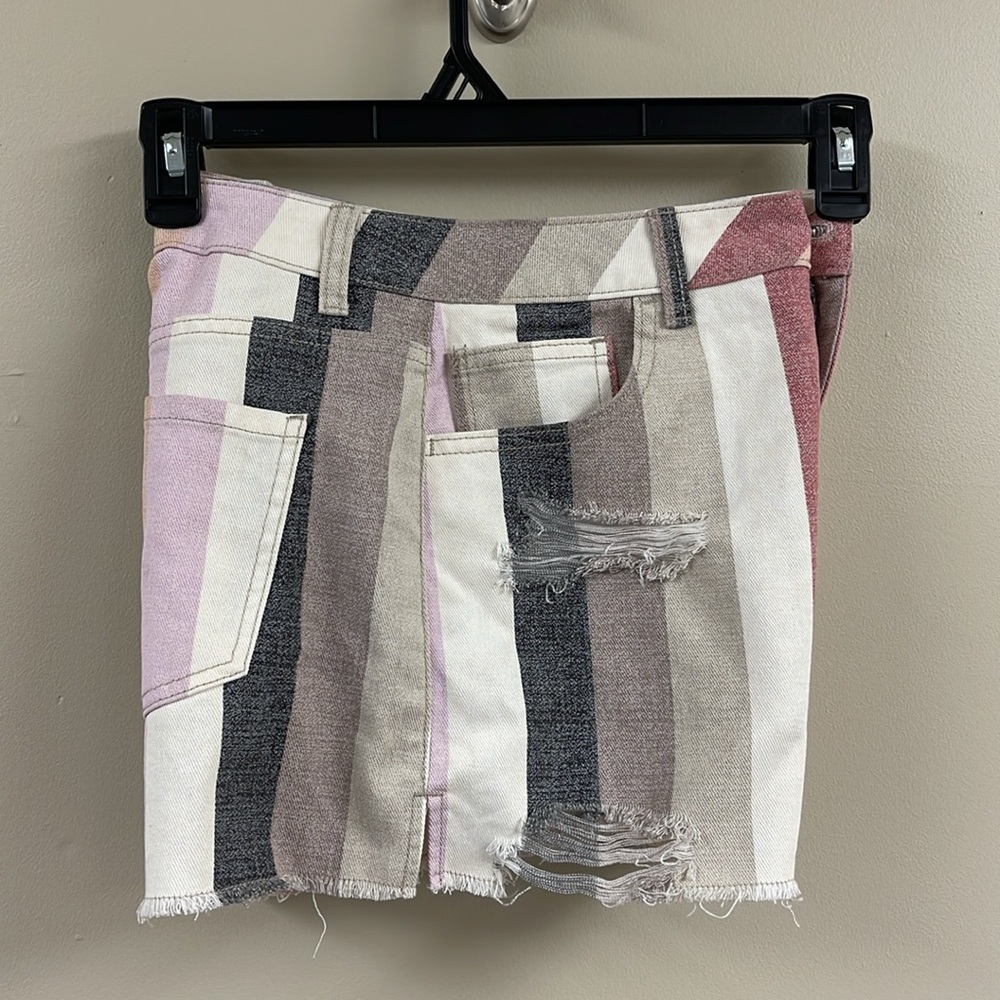 Forever 21 Striped Distressed Denim Shorts, NWT Size 27 - Picture 15 of 16
